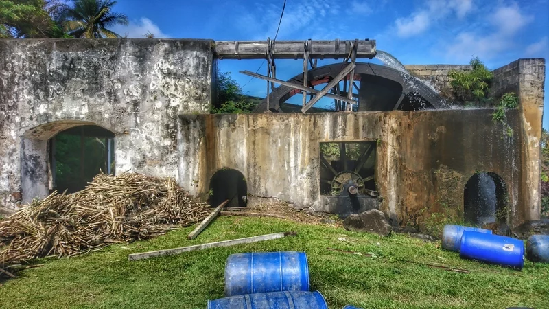 La roue à aubes de 6 mètres de diamètre de la distillerie Rivière Antoine, Grenade, rhum artisanal