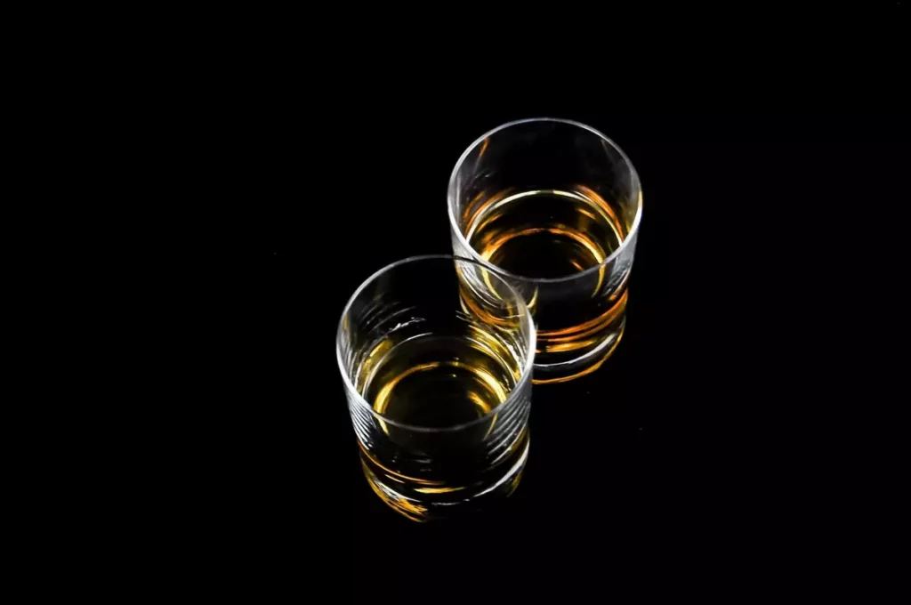 Verre de rye whisky français servi sur un comptoir en bois