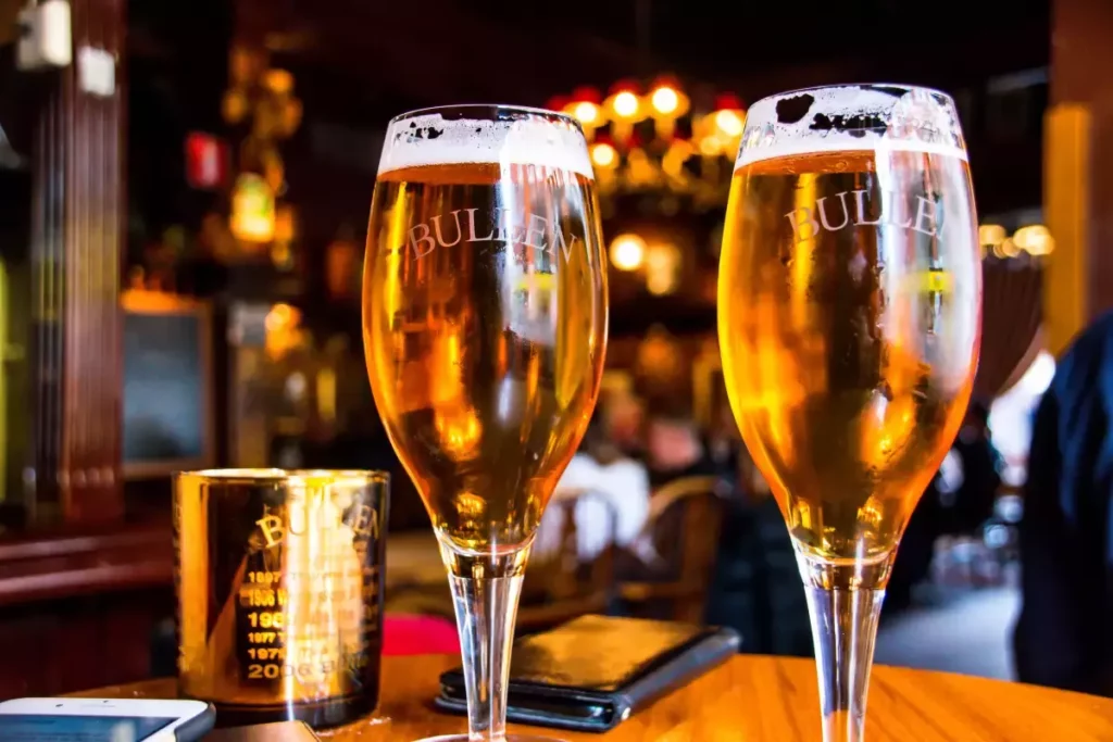 Verre de bière artisanale servi au comptoir, ambiance du Strasbourg Craft Beer Festival