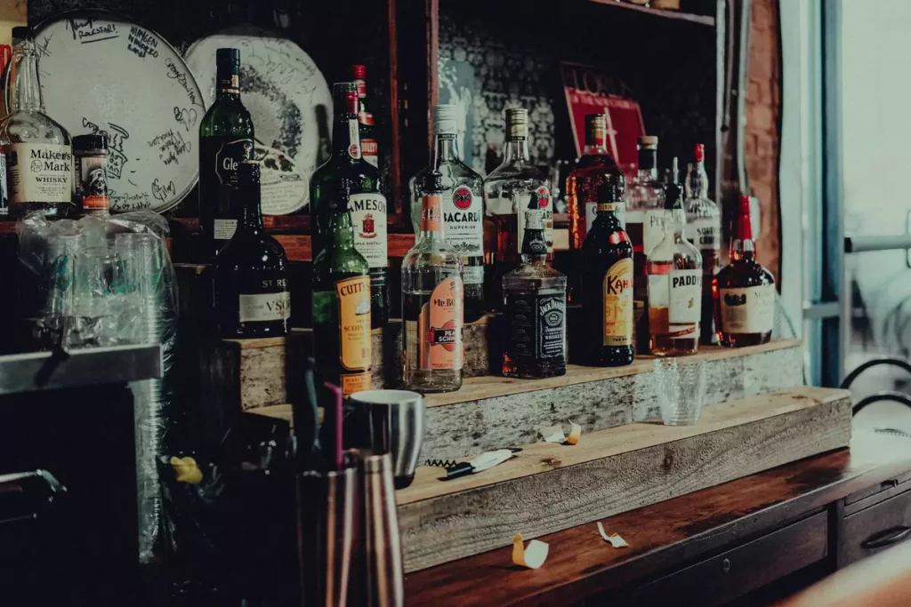 Collection Johnnie Walker : bouteilles de whisky alignées sur une étagère en bois avant les enchères
