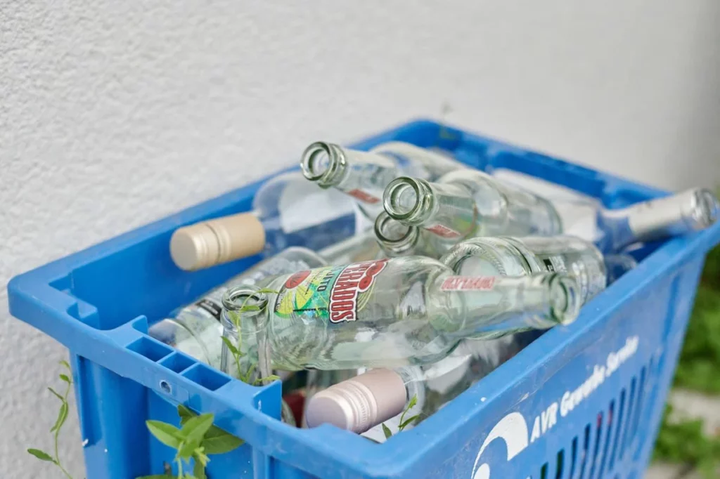 Casier en plastique rempli de bouteilles en verre vides, illustration de la consigne Pays de Galles