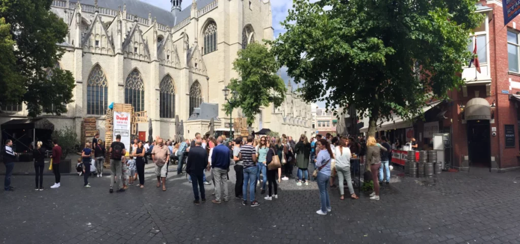 Foule attablée en plein air lors d’un festival brassicole, ambiance de la fête de la bière Saint-Omer