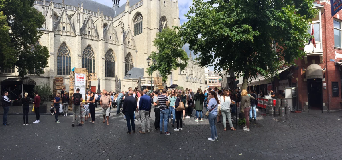 Foule attablée en plein air lors d’un festival brassicole, ambiance de la fête de la bière Saint-Omer