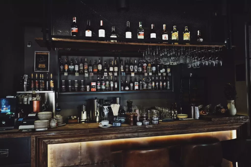 Bouteilles de spiritueux alignées sur un comptoir de bar, à l'image des 400 références attendues au salon Dugas 2026