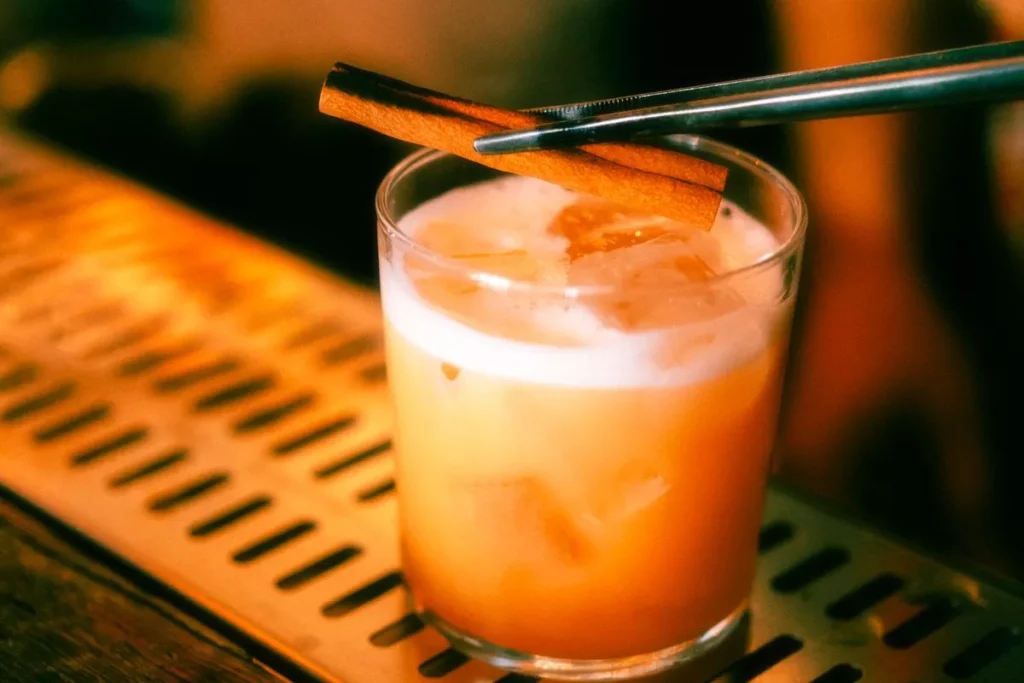 Verre de rhum ambré sur un comptoir de bar, dégustation de spiritueux - rhum Savanna Whisky Live Paris 2026