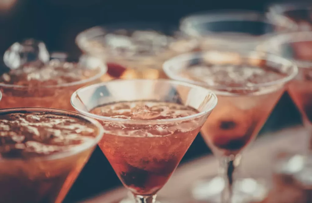 Verres de cocktail avec liqueur amère, représentation de l'amaro alcool en dégustation
