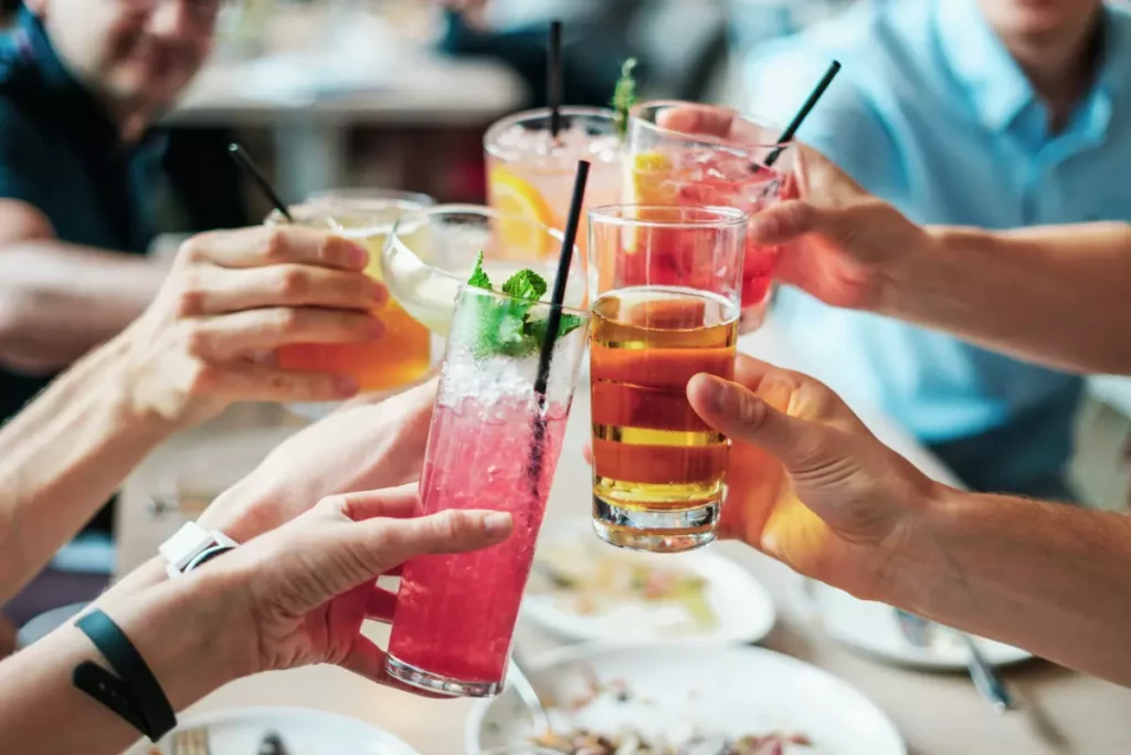 Groupe de personnes levant des verres colorés de boissons sans alcool, tendances du marché européen 2026