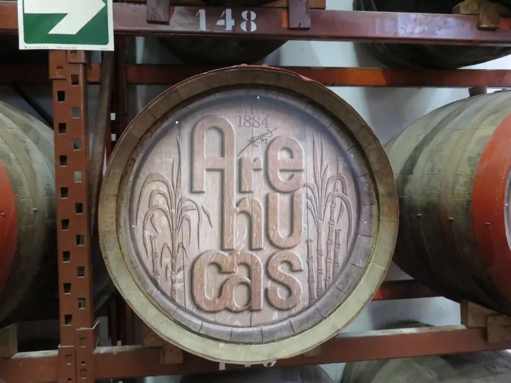 Futs de rhum agricole guyanais dans une distillerie, La Belle Cabresse