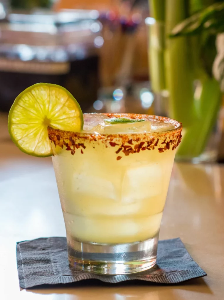 Tequila cocktail avec sel et citron vert