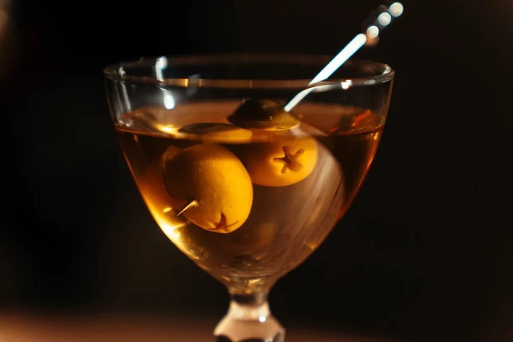 Cocktail Vesper dans un verre a martini