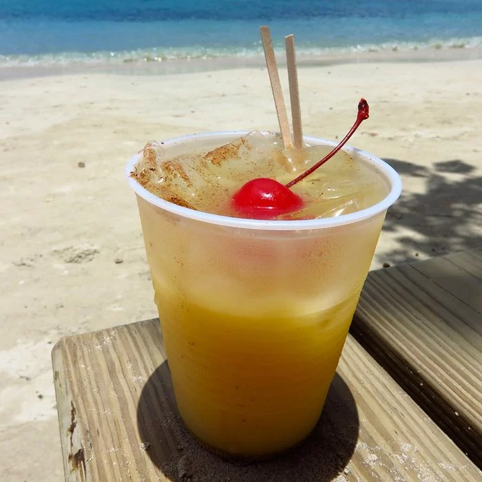 Boisson au rhum tropical fruité antidouleur sur la plage de Saint John, USVI, Virgin Islands, Caribbean