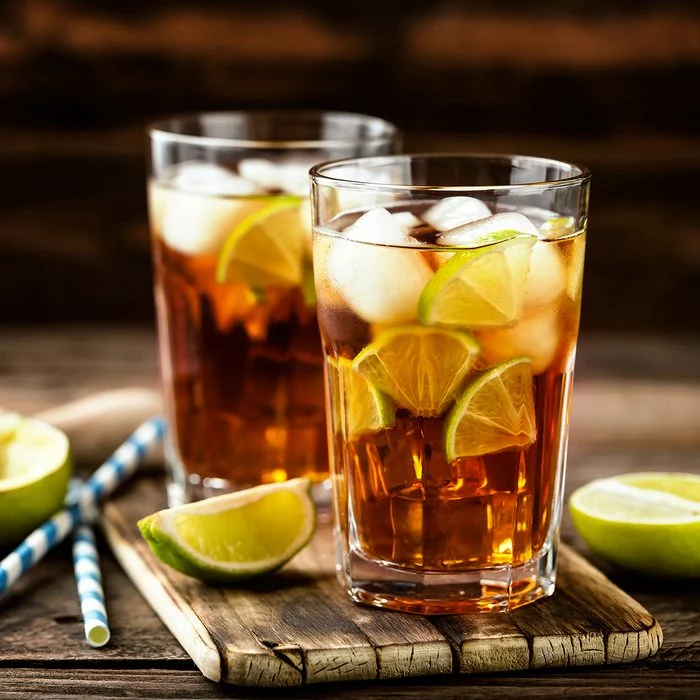 Cuba Libre ou cocktail de thé glacé Long Island avec boissons fortes