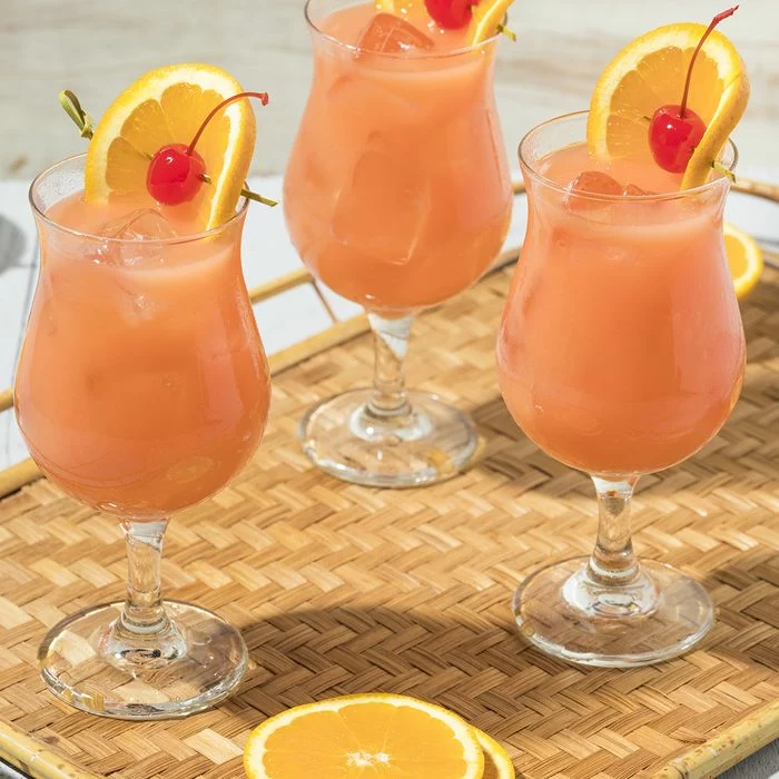Cocktail alcoolisé maison Hurricane avec rhum et jus d'orange