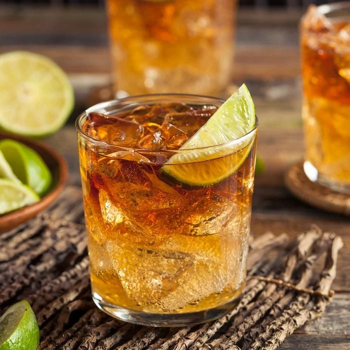 Cocktail au rhum noir et orageux avec de la bière au citron vert et au gingembre