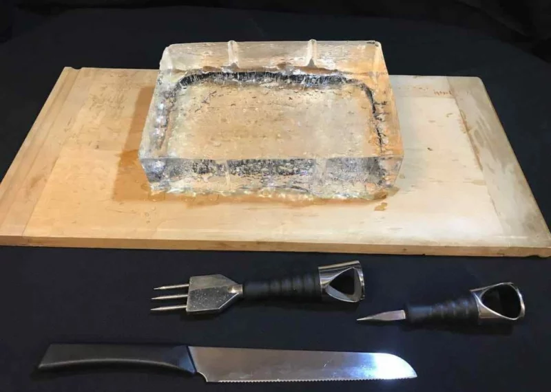 bloc de glace clair avec des outils de coupe de glace