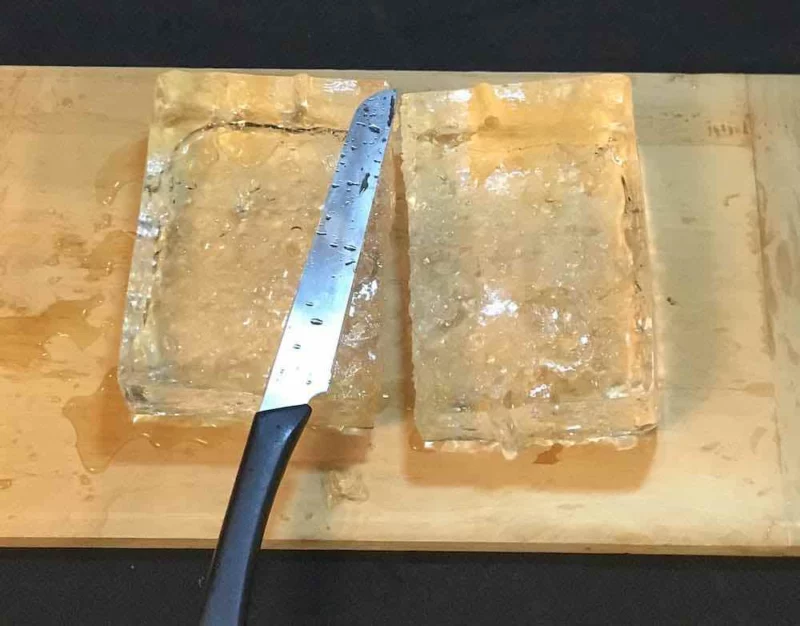 couper des blocs de glace avec un couteau